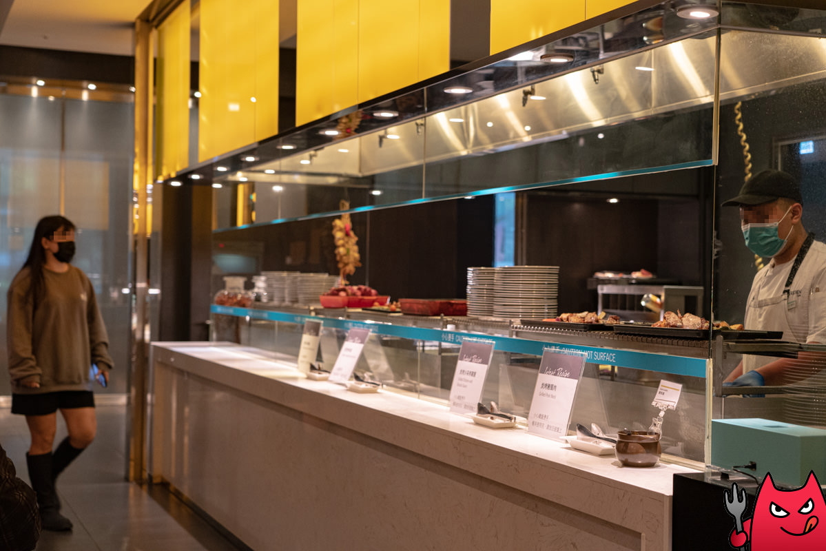 台北寒舍艾美酒店探索廚房平日下午茶吃到飽》甜點真的很強，但其他菜色略顯敷衍，原價吃性價比不太高。