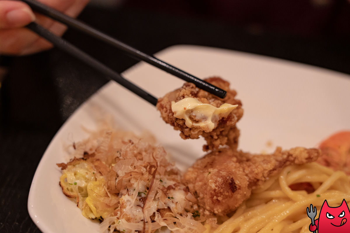 台北寒舍艾美酒店探索廚房平日下午茶吃到飽》甜點真的很強，但其他菜色略顯敷衍，原價吃性價比不太高。