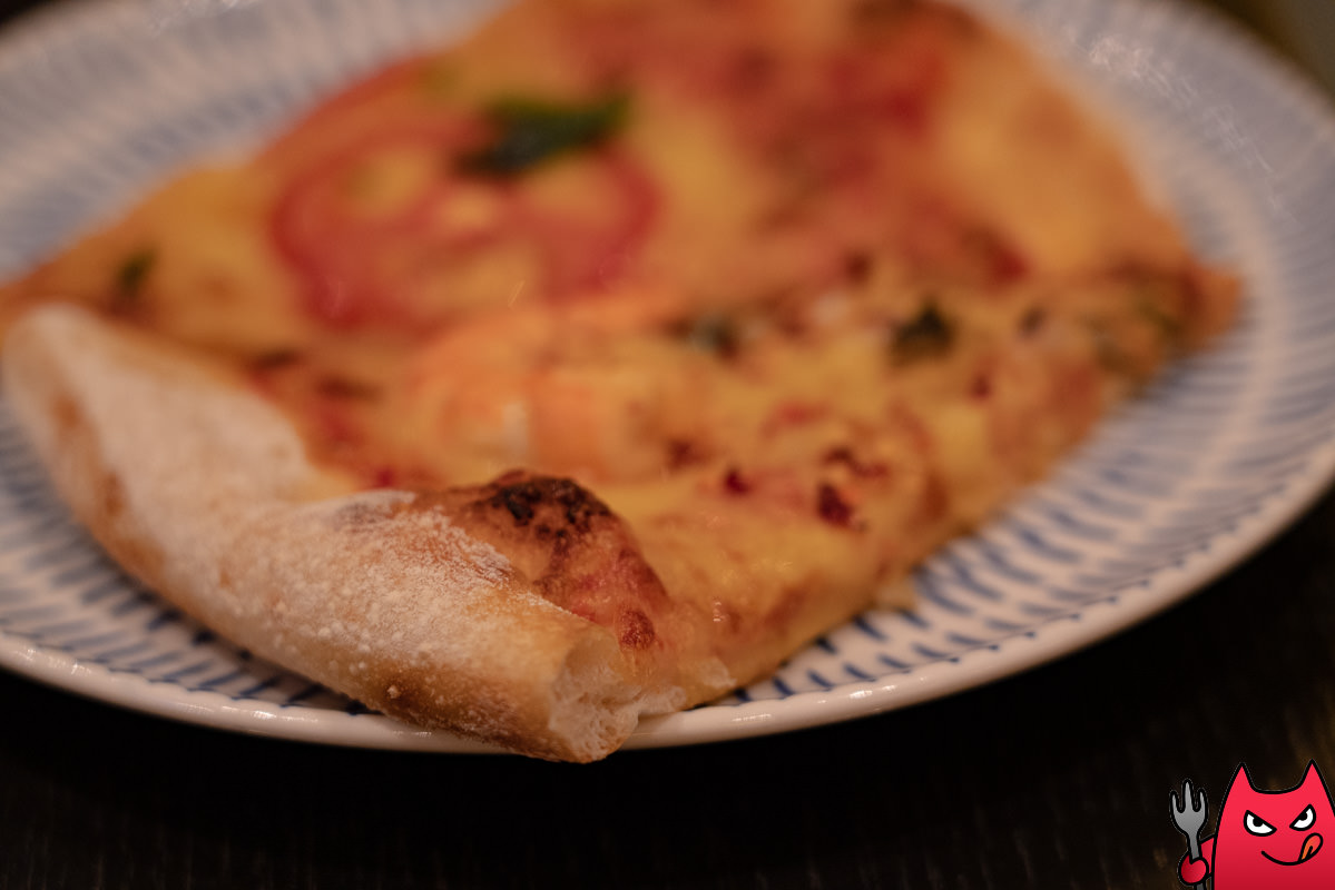 台北寒舍艾美酒店探索廚房平日下午茶吃到飽》甜點真的很強，但其他菜色略顯敷衍，原價吃性價比不太高。