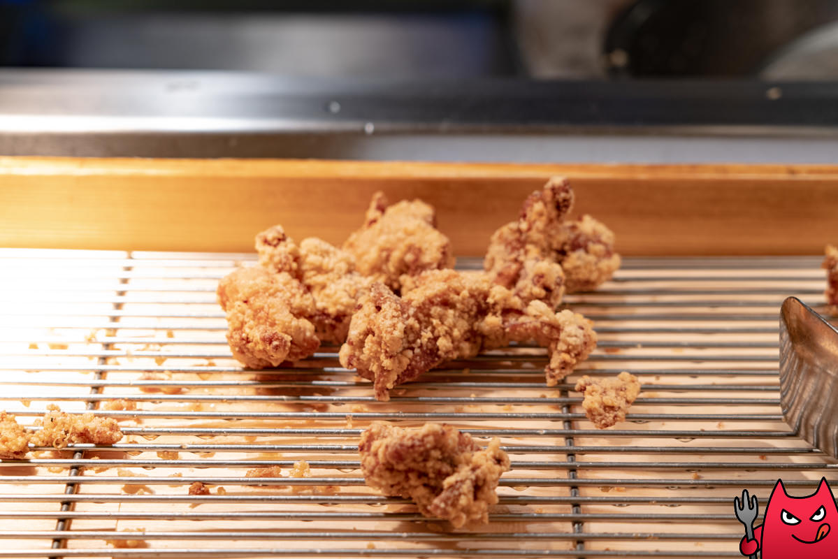 台北寒舍艾美酒店探索廚房平日下午茶吃到飽》甜點真的很強，但其他菜色略顯敷衍，原價吃性價比不太高。