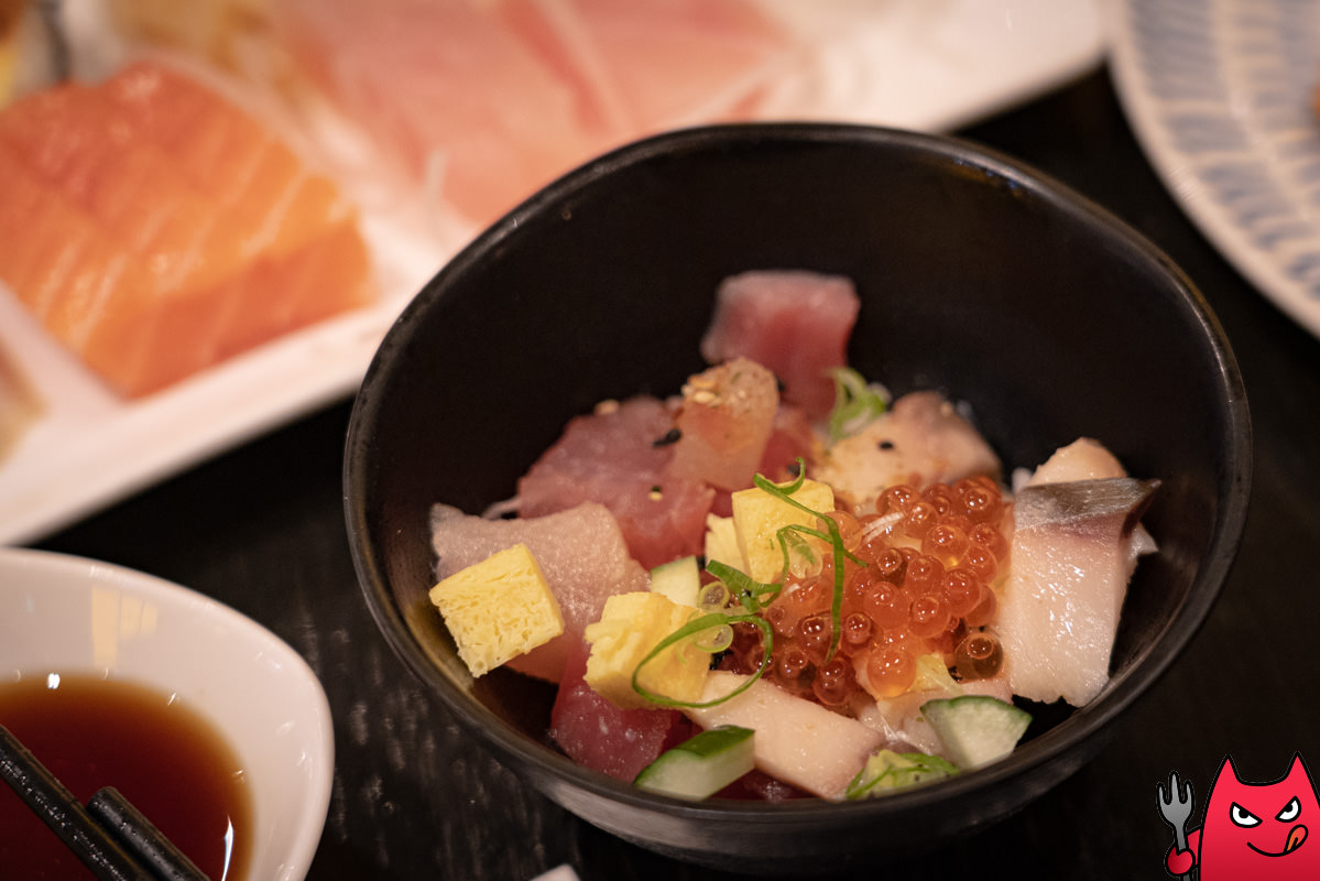 台北寒舍艾美酒店探索廚房平日下午茶吃到飽》甜點真的很強，但其他菜色略顯敷衍，原價吃性價比不太高。