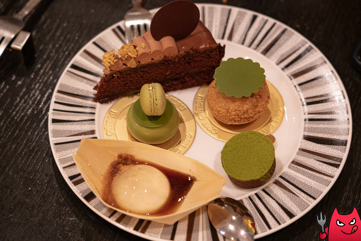 台北寒舍艾美酒店探索廚房平日下午茶吃到飽》甜點真的很強，但其他菜色略顯敷衍，原價吃性價比不太高。