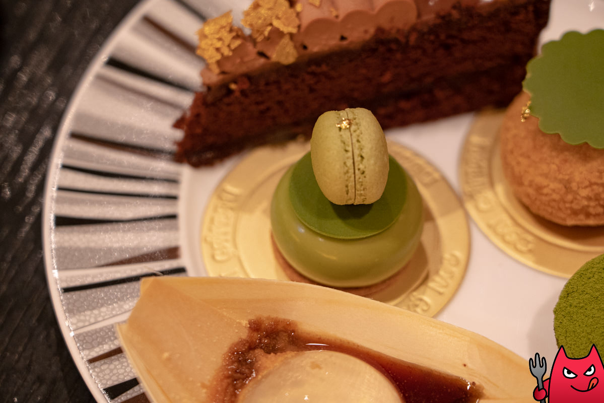 台北寒舍艾美酒店探索廚房平日下午茶吃到飽》甜點真的很強，但其他菜色略顯敷衍，原價吃性價比不太高。