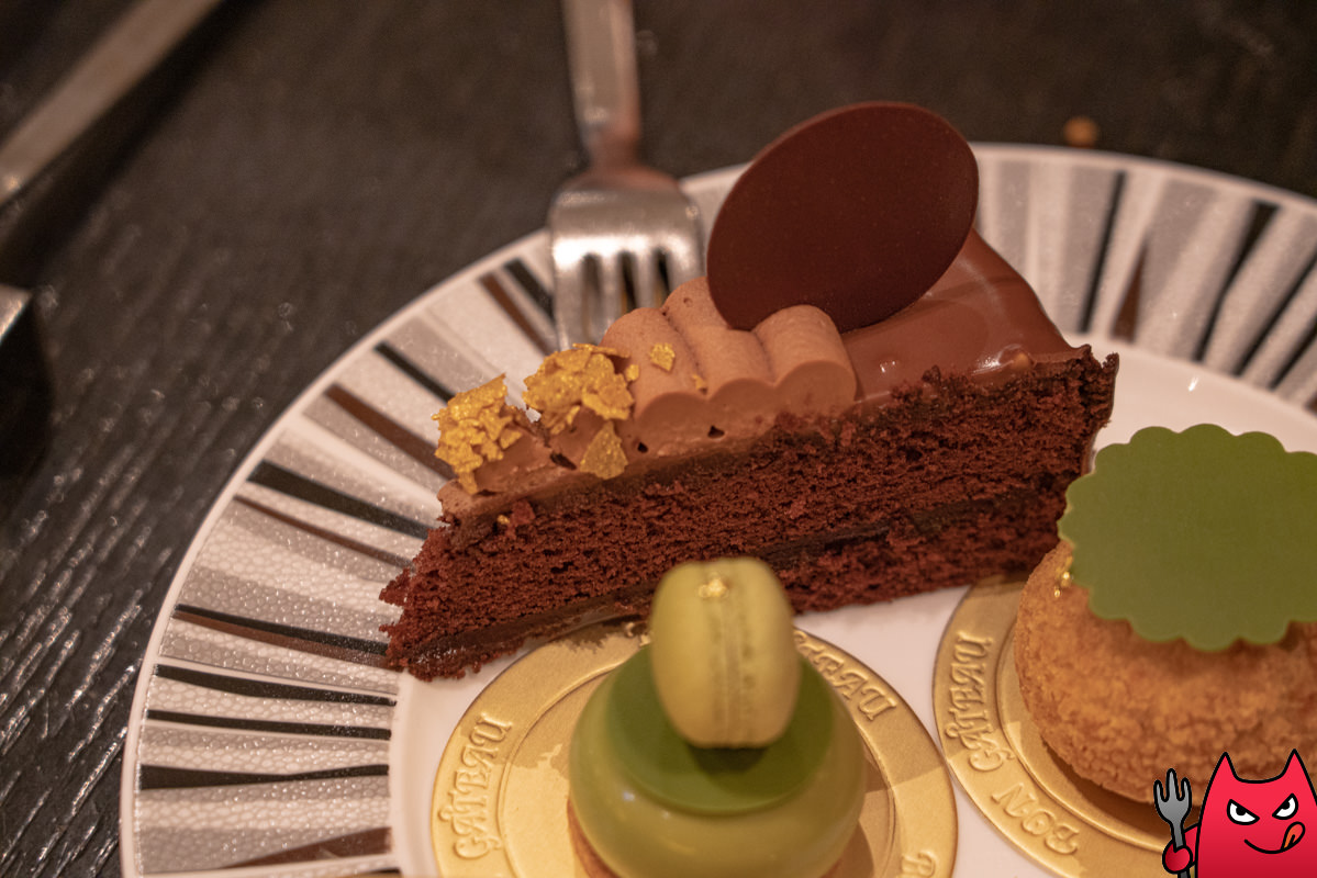 台北寒舍艾美酒店探索廚房平日下午茶吃到飽》甜點真的很強，但其他菜色略顯敷衍，原價吃性價比不太高。