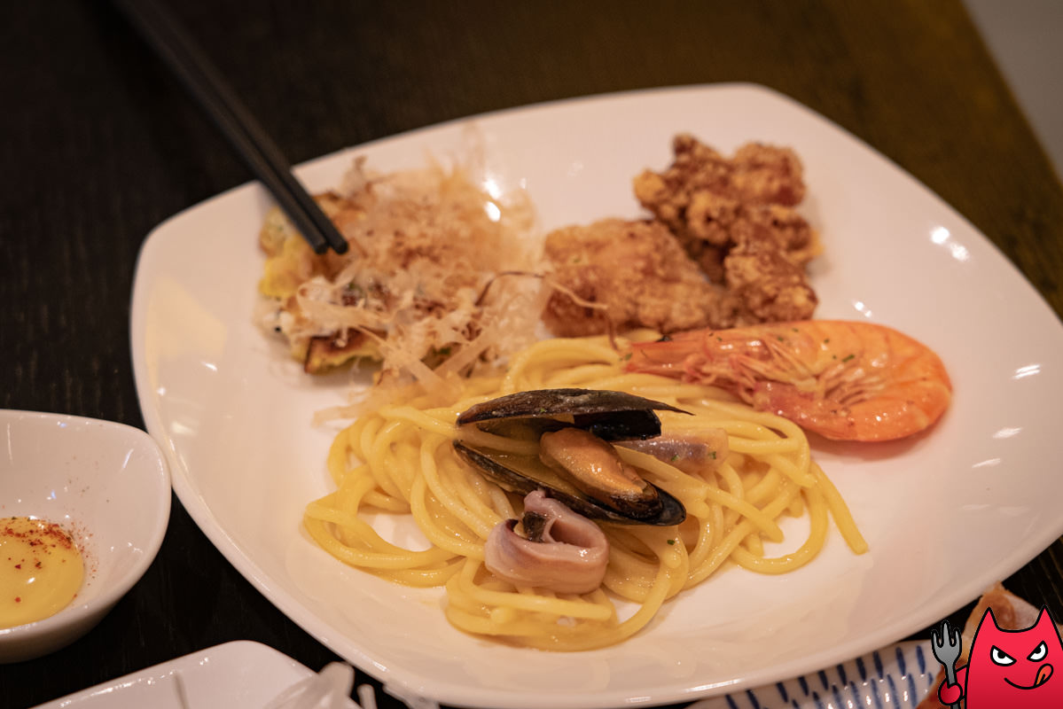 台北寒舍艾美酒店探索廚房平日下午茶吃到飽》甜點真的很強，但其他菜色略顯敷衍，原價吃性價比不太高。