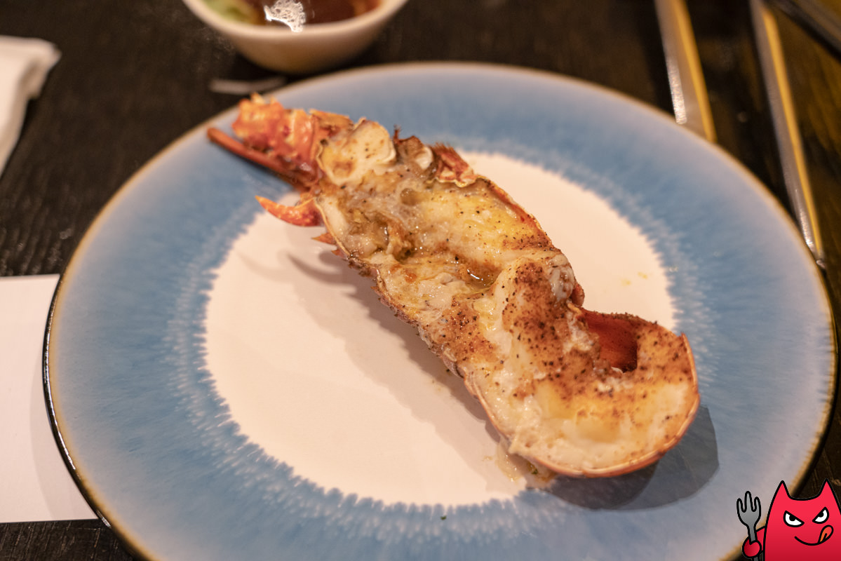 台北寒舍艾美酒店探索廚房平日下午茶吃到飽》甜點真的很強，但其他菜色略顯敷衍，原價吃性價比不太高。