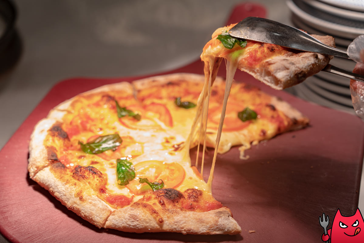 台北寒舍艾美酒店探索廚房平日下午茶吃到飽》甜點真的很強，但其他菜色略顯敷衍，原價吃性價比不太高。