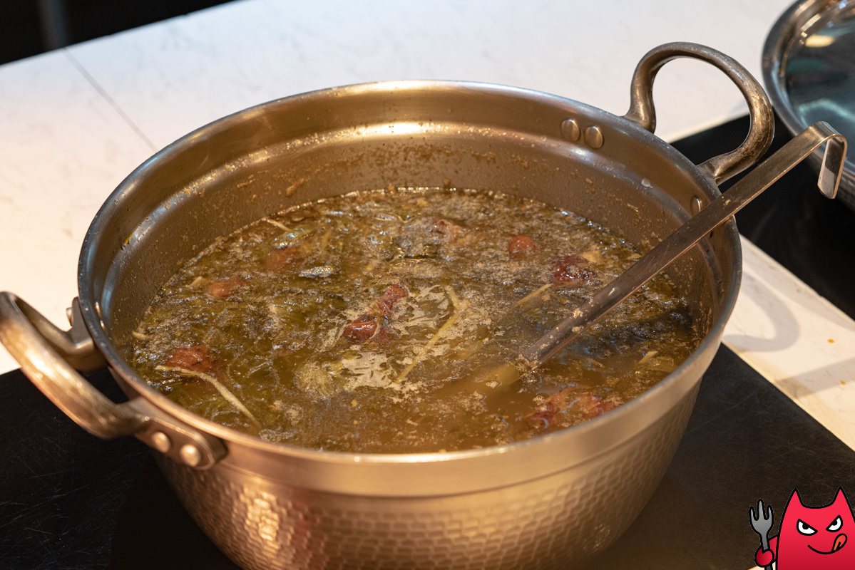 台北寒舍艾美酒店探索廚房平日下午茶吃到飽》甜點真的很強，但其他菜色略顯敷衍，原價吃性價比不太高。