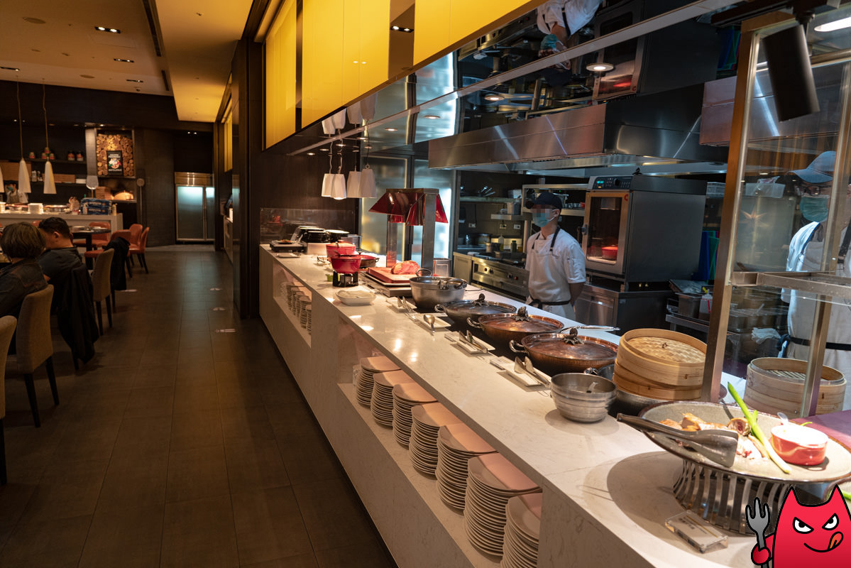 台北寒舍艾美酒店探索廚房平日下午茶吃到飽》甜點真的很強，但其他菜色略顯敷衍，原價吃性價比不太高。