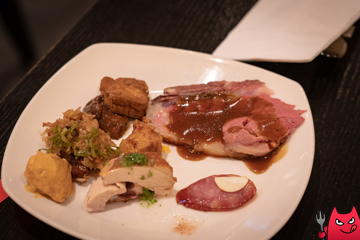 台北寒舍艾美酒店探索廚房平日下午茶吃到飽》甜點真的很強，但其他菜色略顯敷衍，原價吃性價比不太高。