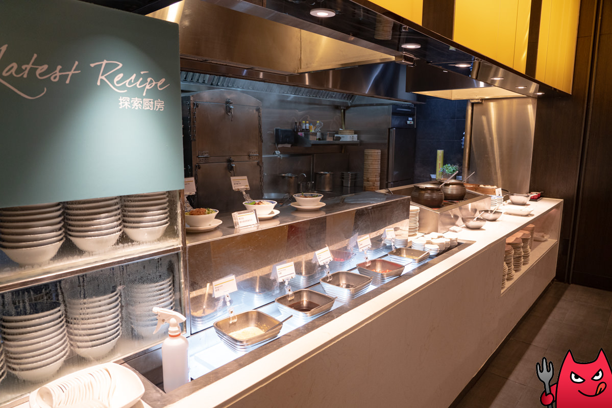 台北寒舍艾美酒店探索廚房平日下午茶吃到飽》甜點真的很強，但其他菜色略顯敷衍，原價吃性價比不太高。