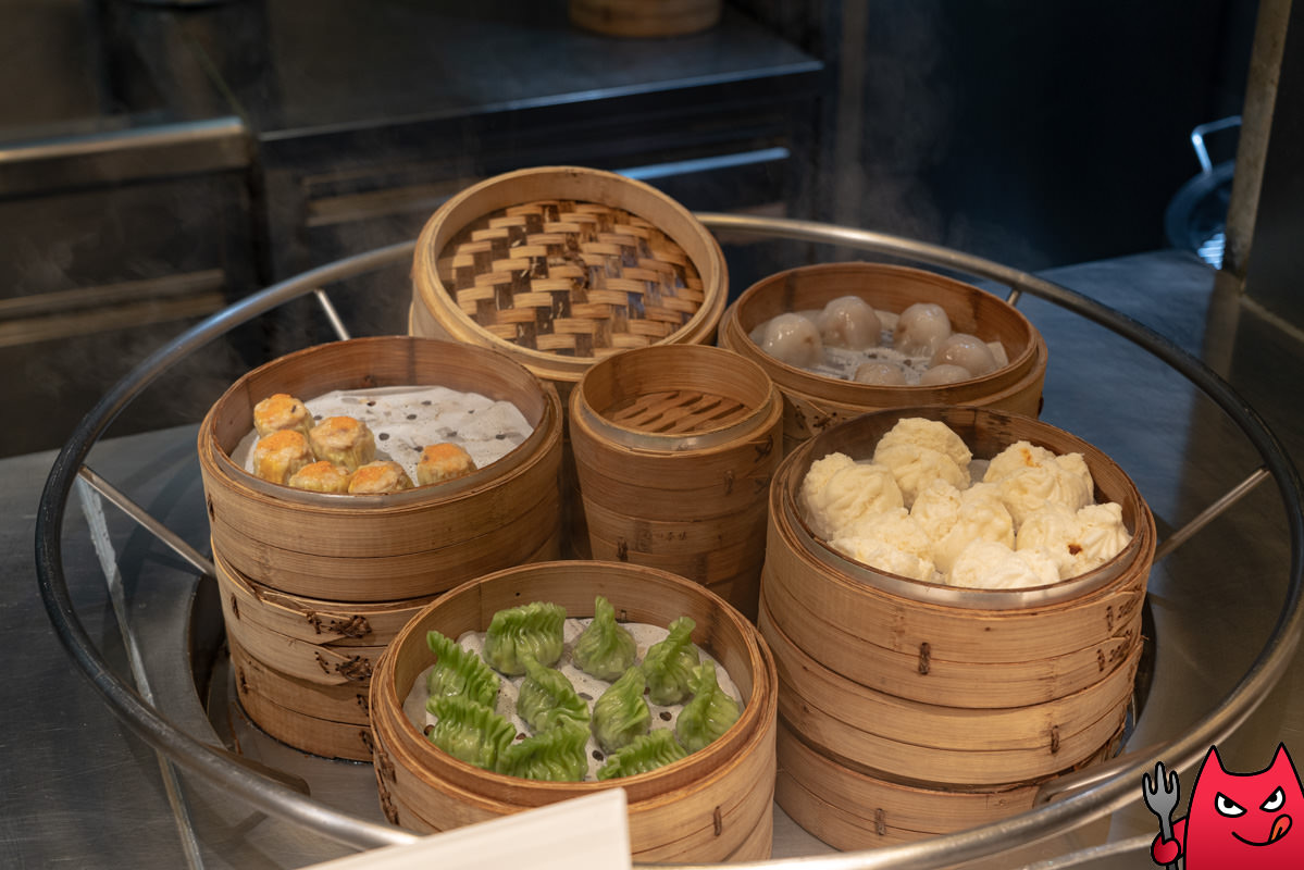 台北寒舍艾美酒店探索廚房平日下午茶吃到飽》甜點真的很強，但其他菜色略顯敷衍，原價吃性價比不太高。