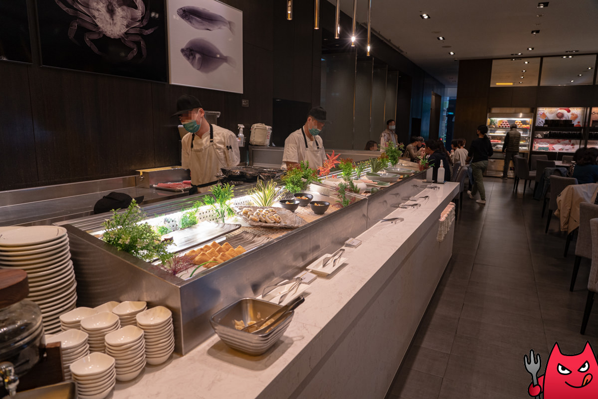 台北寒舍艾美酒店探索廚房平日下午茶吃到飽》甜點真的很強，但其他菜色略顯敷衍，原價吃性價比不太高。