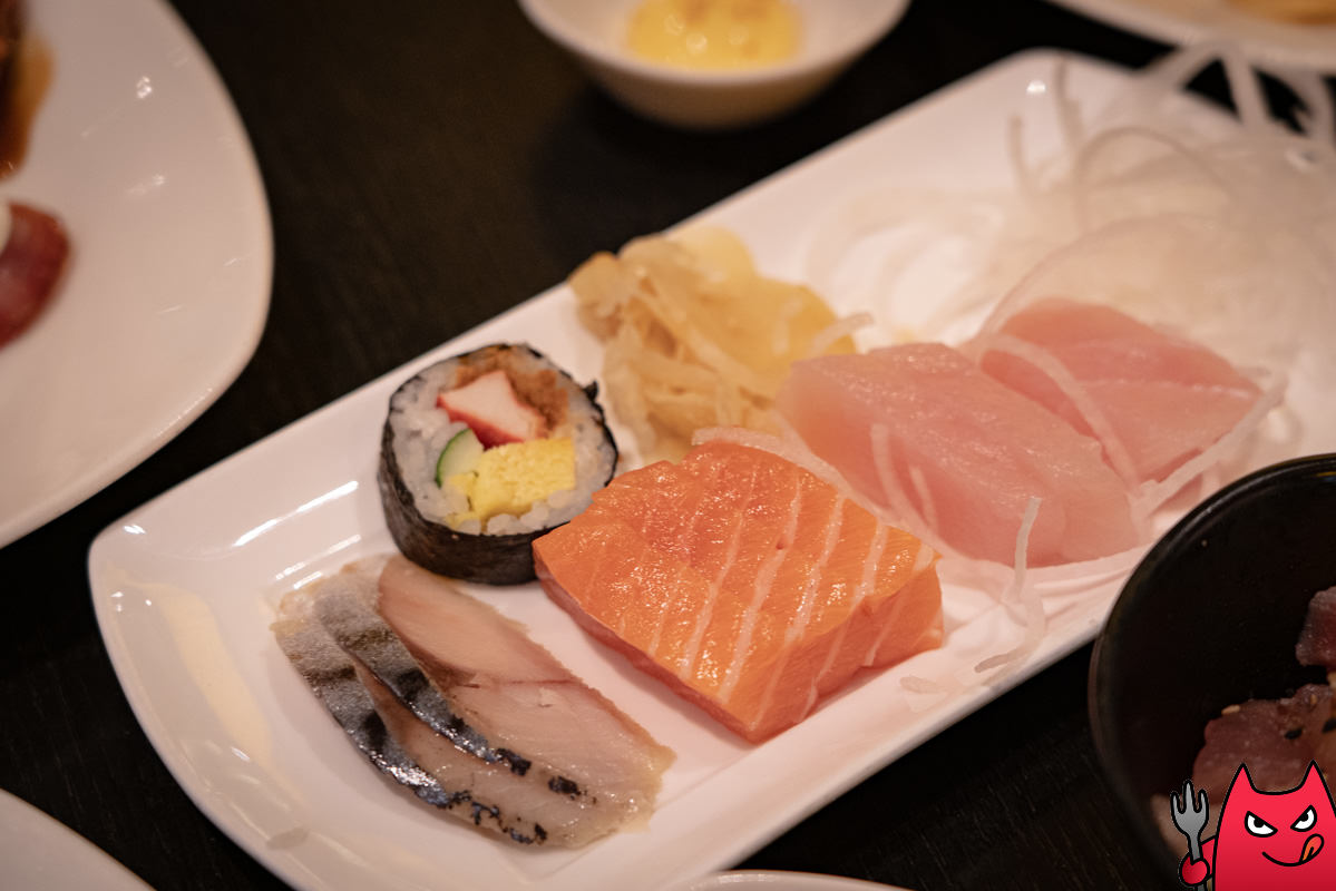台北寒舍艾美酒店探索廚房平日下午茶吃到飽》甜點真的很強，但其他菜色略顯敷衍，原價吃性價比不太高。