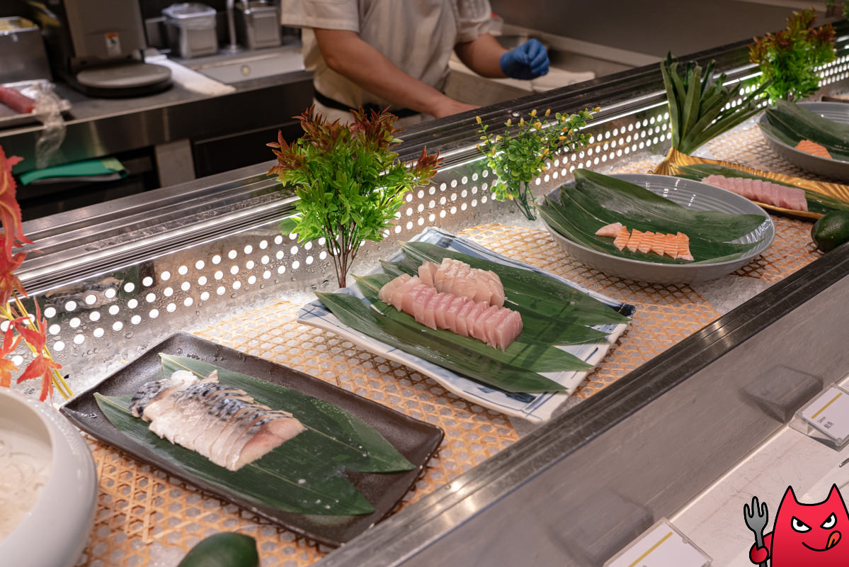 台北寒舍艾美酒店探索廚房平日下午茶吃到飽》甜點真的很強，但其他菜色略顯敷衍，原價吃性價比不太高。