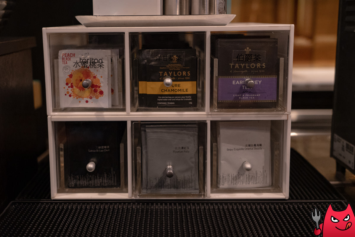 台北寒舍艾美酒店探索廚房平日下午茶吃到飽》甜點真的很強，但其他菜色略顯敷衍，原價吃性價比不太高。