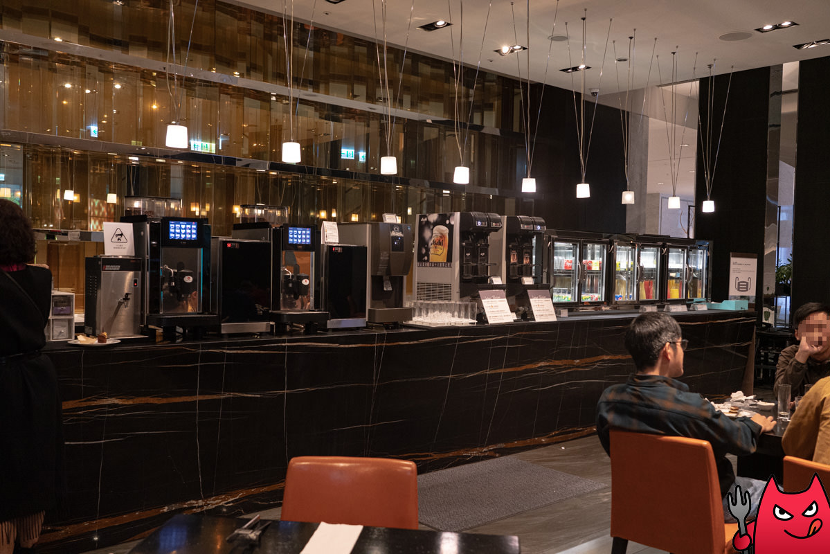 台北寒舍艾美酒店探索廚房平日下午茶吃到飽》甜點真的很強，但其他菜色略顯敷衍，原價吃性價比不太高。