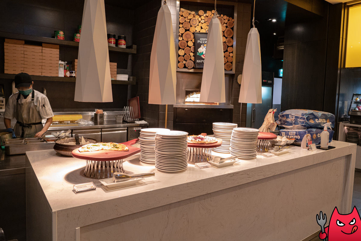 台北寒舍艾美酒店探索廚房平日下午茶吃到飽》甜點真的很強，但其他菜色略顯敷衍，原價吃性價比不太高。