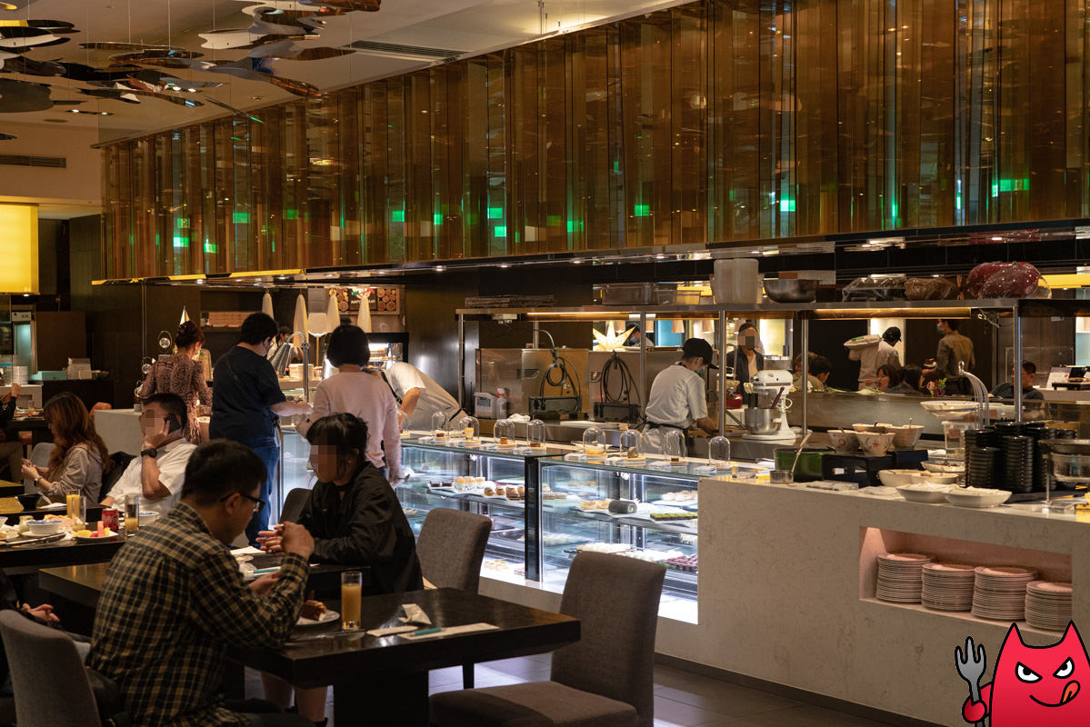 台北寒舍艾美酒店探索廚房平日下午茶吃到飽》甜點真的很強，但其他菜色略顯敷衍，原價吃性價比不太高。