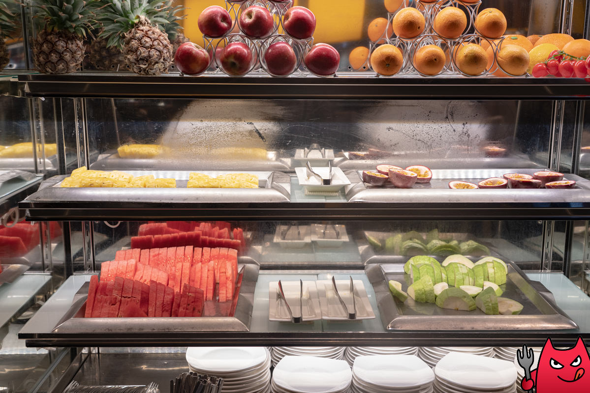 台北寒舍艾美酒店探索廚房平日下午茶吃到飽》甜點真的很強，但其他菜色略顯敷衍，原價吃性價比不太高。