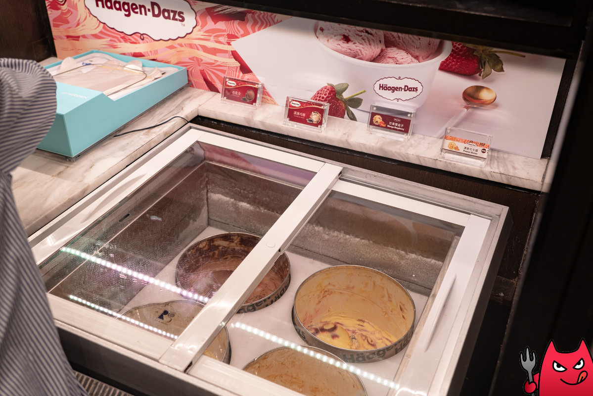 台北寒舍艾美酒店探索廚房平日下午茶吃到飽》甜點真的很強，但其他菜色略顯敷衍，原價吃性價比不太高。