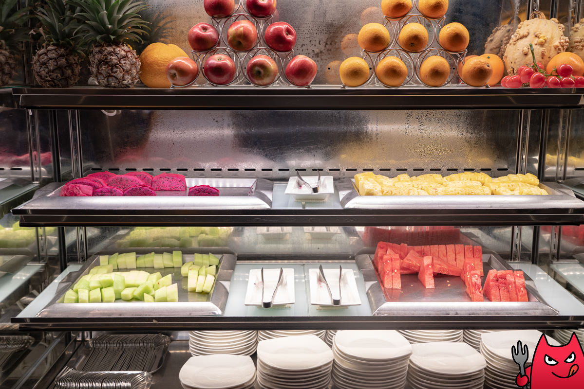 台北寒舍艾美酒店探索廚房平日下午茶吃到飽》甜點真的很強，但其他菜色略顯敷衍，原價吃性價比不太高。