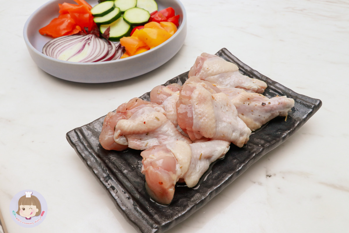 烤箱料理》蔥油香料烤雞腿食譜|中西融合的搭配清爽又好吃! - 第4張圖 烤箱料理》蔥油香料烤雞腿食譜|中西融合的搭配清爽又好吃!