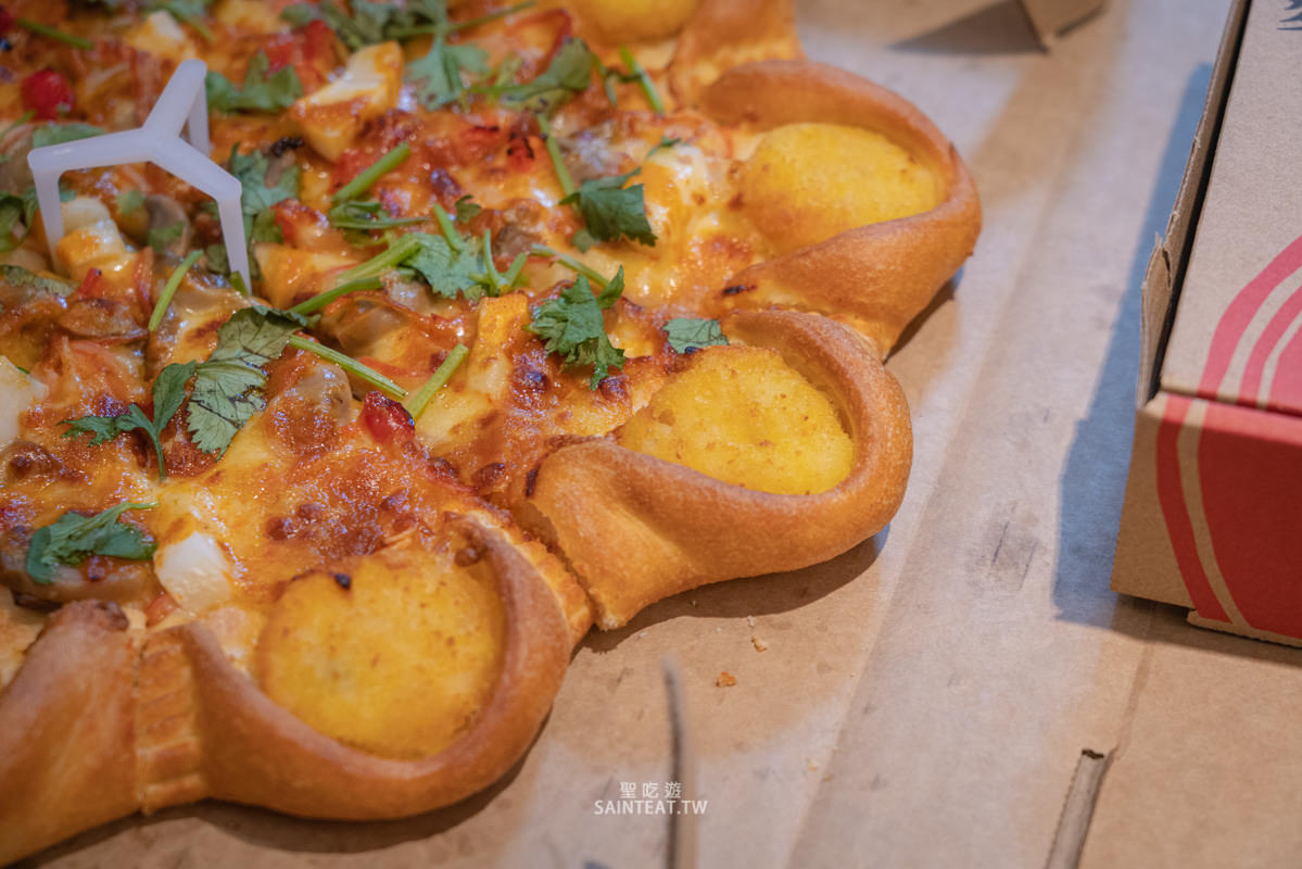 2021必勝客新口味》冬蔭功蝦餅比薩值得一吃，我還蠻喜歡的，但泰式酸甜唐揚雞真的爛！