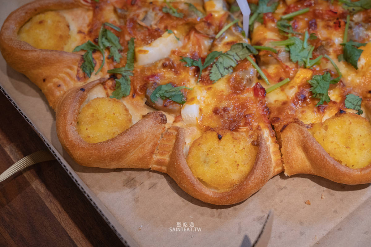 2021必勝客新口味》冬蔭功蝦餅比薩值得一吃，我還蠻喜歡的，但泰式酸甜唐揚雞真的爛！