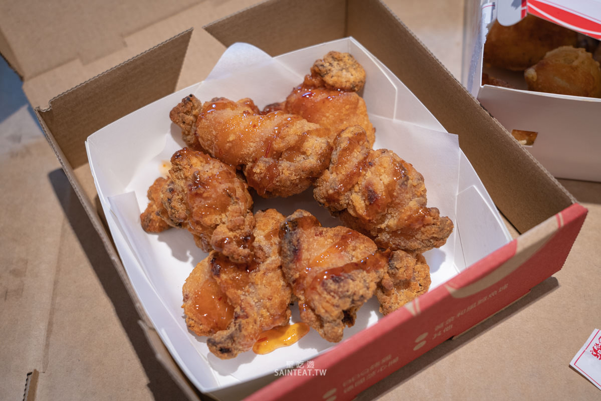 2021必勝客新口味》冬蔭功蝦餅比薩值得一吃，我還蠻喜歡的，但泰式酸甜唐揚雞真的爛！