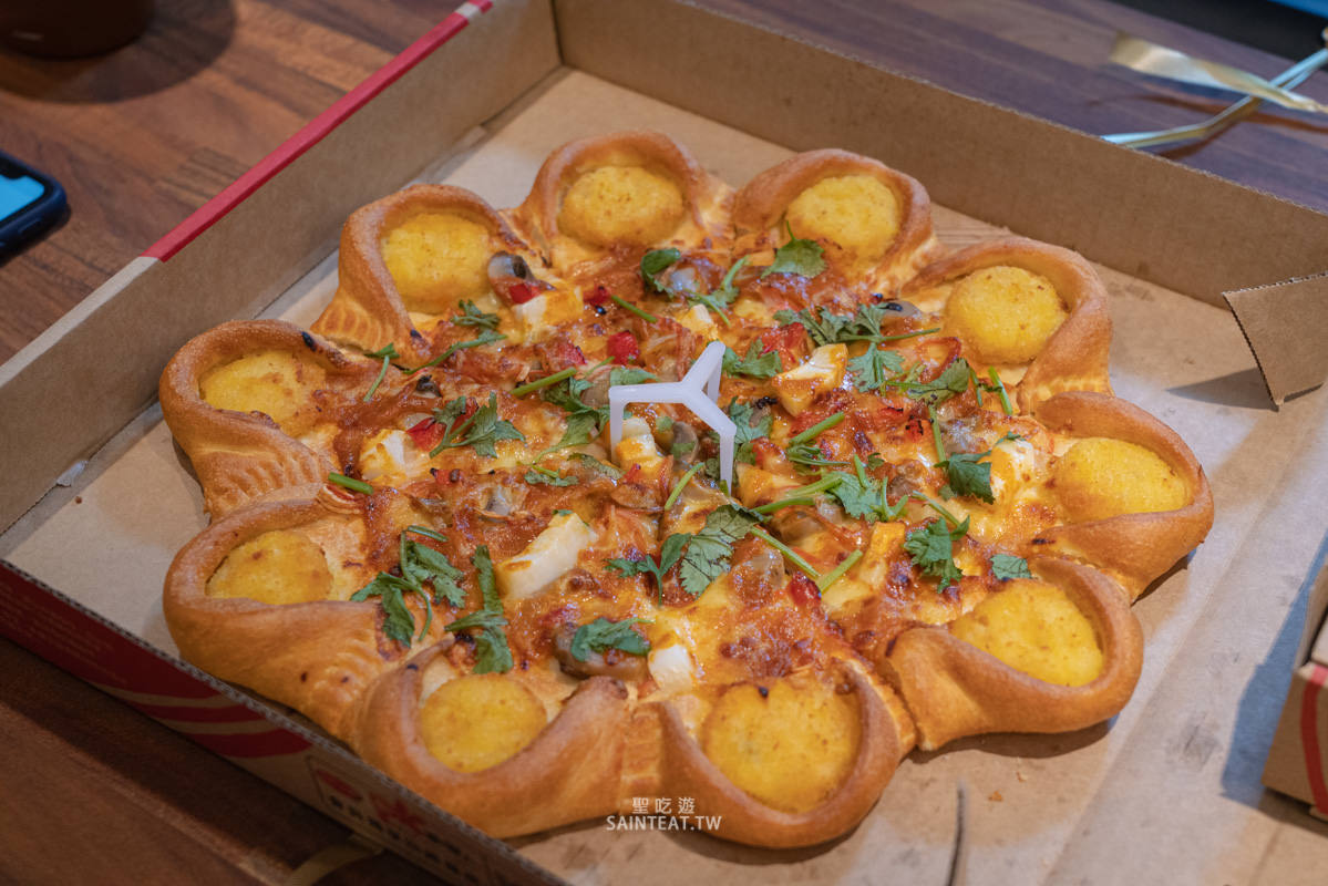 2021必勝客新口味》冬蔭功蝦餅比薩值得一吃，我還蠻喜歡的，但泰式酸甜唐揚雞真的爛！