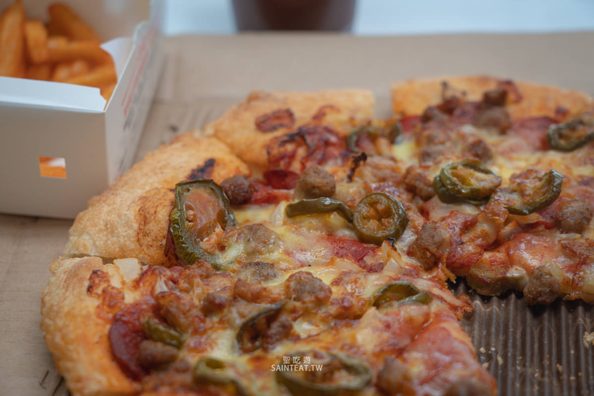 必勝客新口味》香菜皮蛋豬血糕披薩｜這三個元素每個我都愛，但融合成一個披薩就實在是，但就當作買一個歡樂吧？