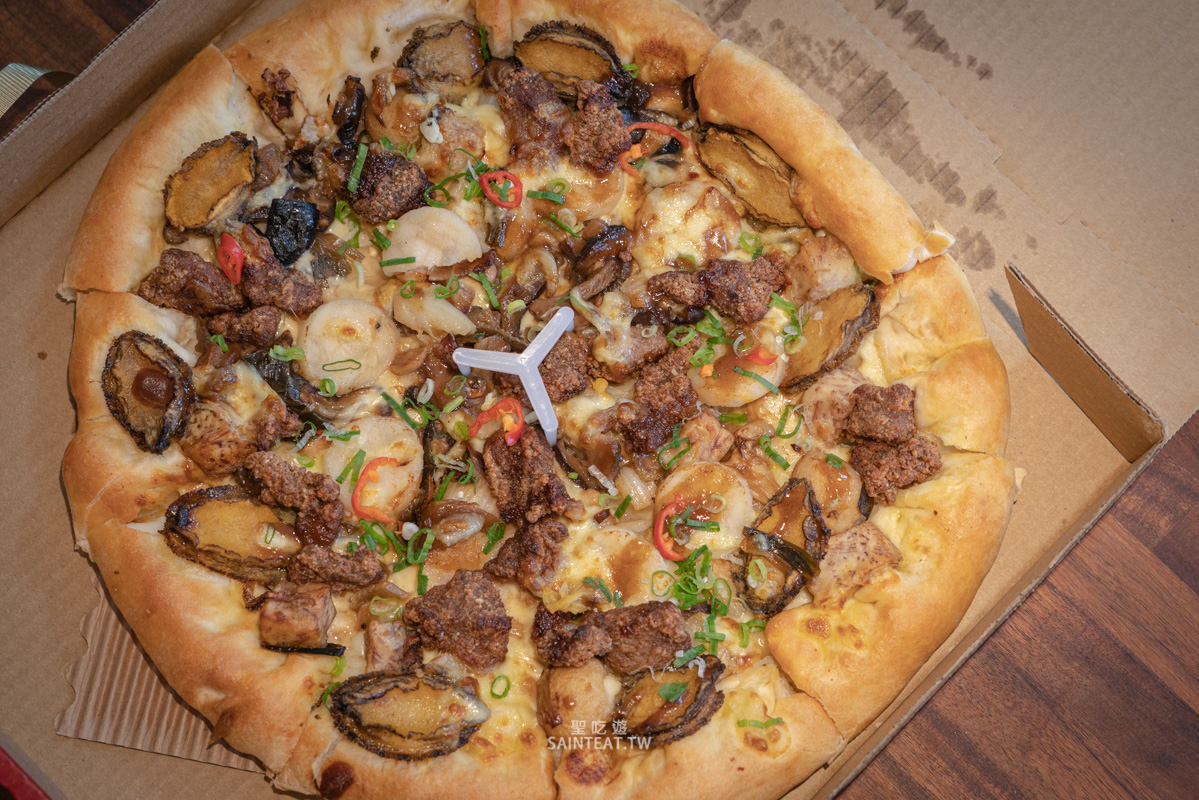 摘星佛跳牆比薩》必勝客x金蓬萊|掃雷大隊真實評價,新口味披薩值得買來吃嗎!? - 第1張圖 摘星佛跳牆比薩》必勝客x金蓬萊|掃雷大隊真實評價,新口味披薩值得買來吃嗎!?