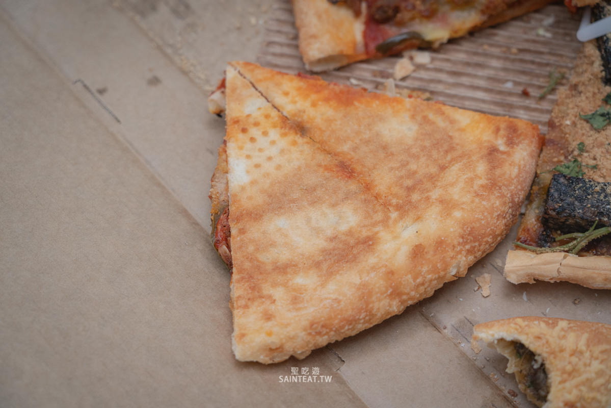 必勝客新口味》香菜皮蛋豬血糕披薩｜這三個元素每個我都愛，但融合成一個披薩就實在是，但就當作買一個歡樂吧？