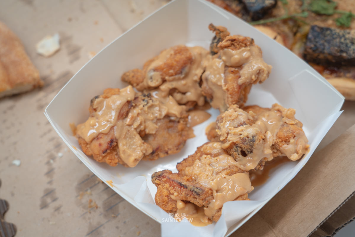 必勝客新口味》香菜皮蛋豬血糕披薩｜這三個元素每個我都愛，但融合成一個披薩就實在是，但就當作買一個歡樂吧？