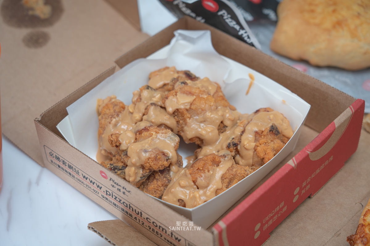 必勝客新口味》香菜皮蛋豬血糕披薩｜這三個元素每個我都愛，但融合成一個披薩就實在是，但就當作買一個歡樂吧？