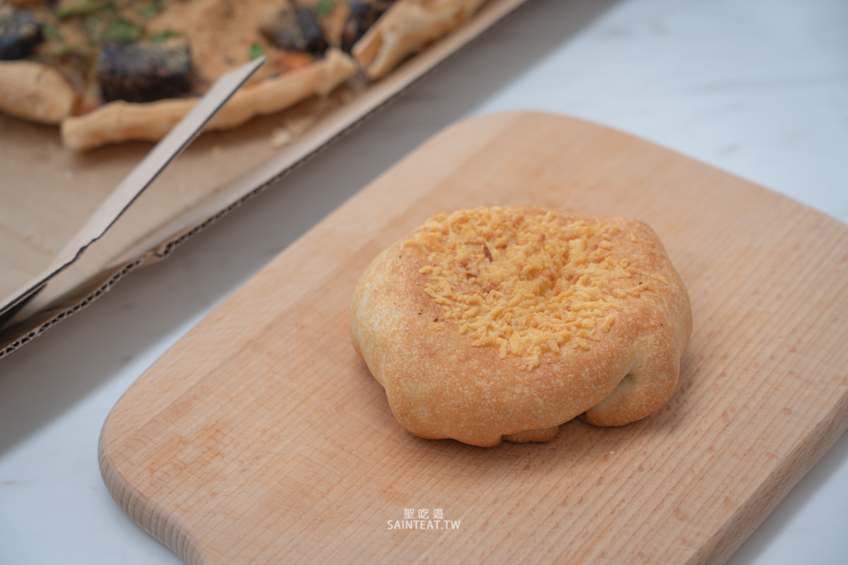 必勝客新口味》香菜皮蛋豬血糕披薩｜這三個元素每個我都愛，但融合成一個披薩就實在是，但就當作買一個歡樂吧？