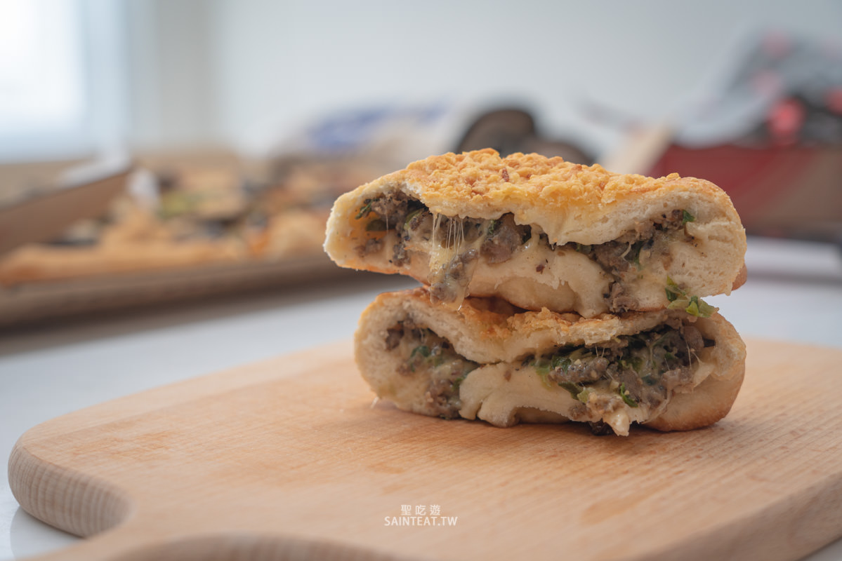 必勝客新口味》香菜皮蛋豬血糕披薩｜這三個元素每個我都愛，但融合成一個披薩就實在是，但就當作買一個歡樂吧？