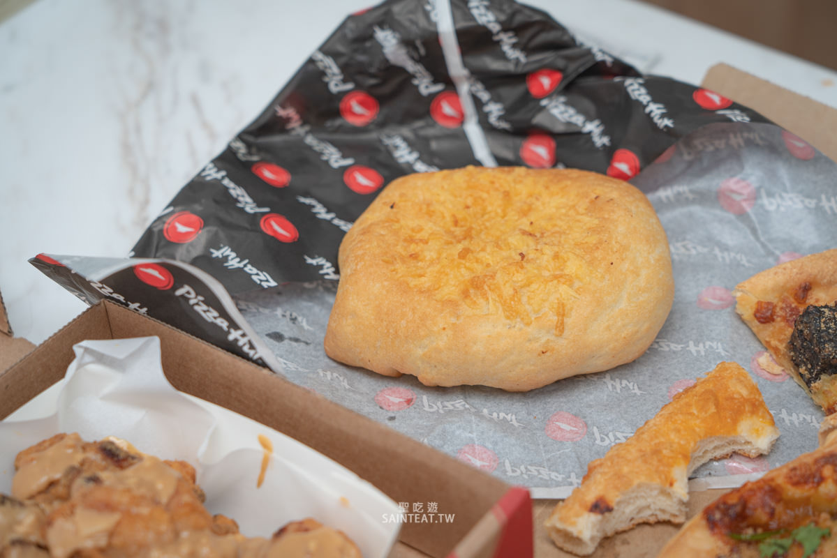 必勝客新口味》香菜皮蛋豬血糕披薩｜這三個元素每個我都愛，但融合成一個披薩就實在是，但就當作買一個歡樂吧？