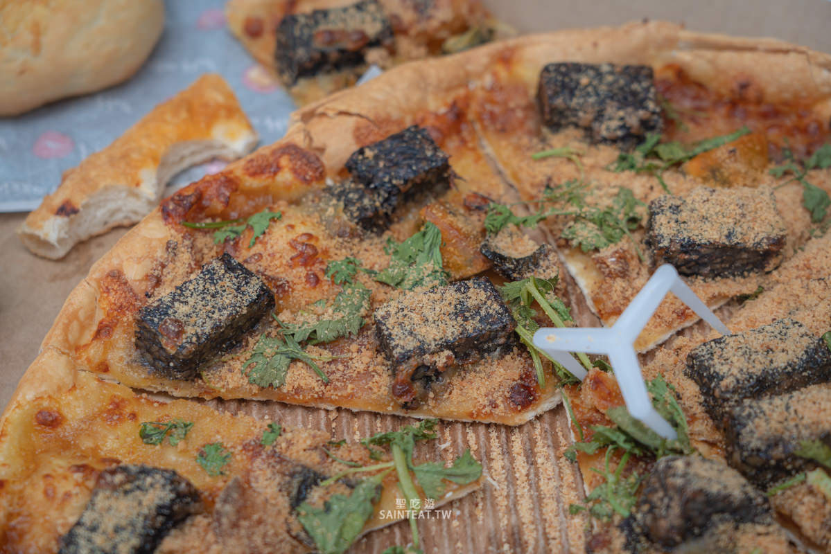 必勝客新口味》香菜皮蛋豬血糕披薩｜這三個元素每個我都愛，但融合成一個披薩就實在是，但就當作買一個歡樂吧？