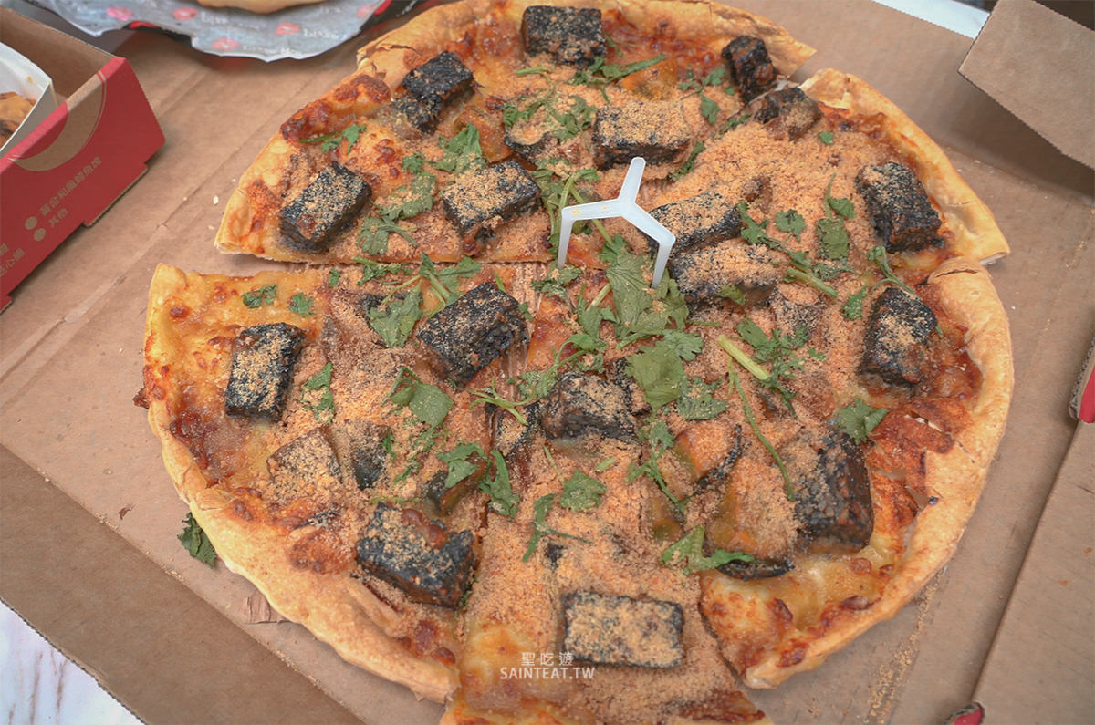 必勝客新口味》香菜皮蛋豬血糕披薩｜這三個元素每個我都愛，但融合成一個披薩就實在是，但就當作買一個歡樂吧？