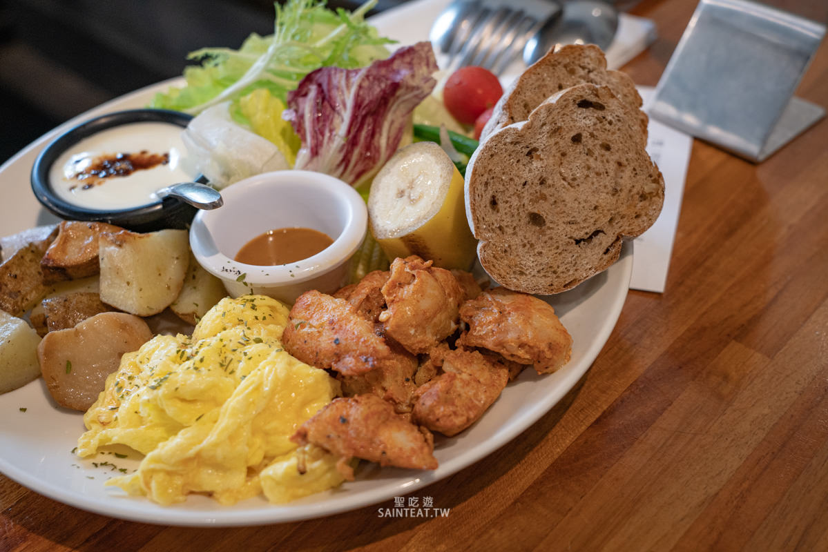 汐止早午餐》愛吃飯iRice Kaffe｜平價還免服務費、有插座，座位舒適
