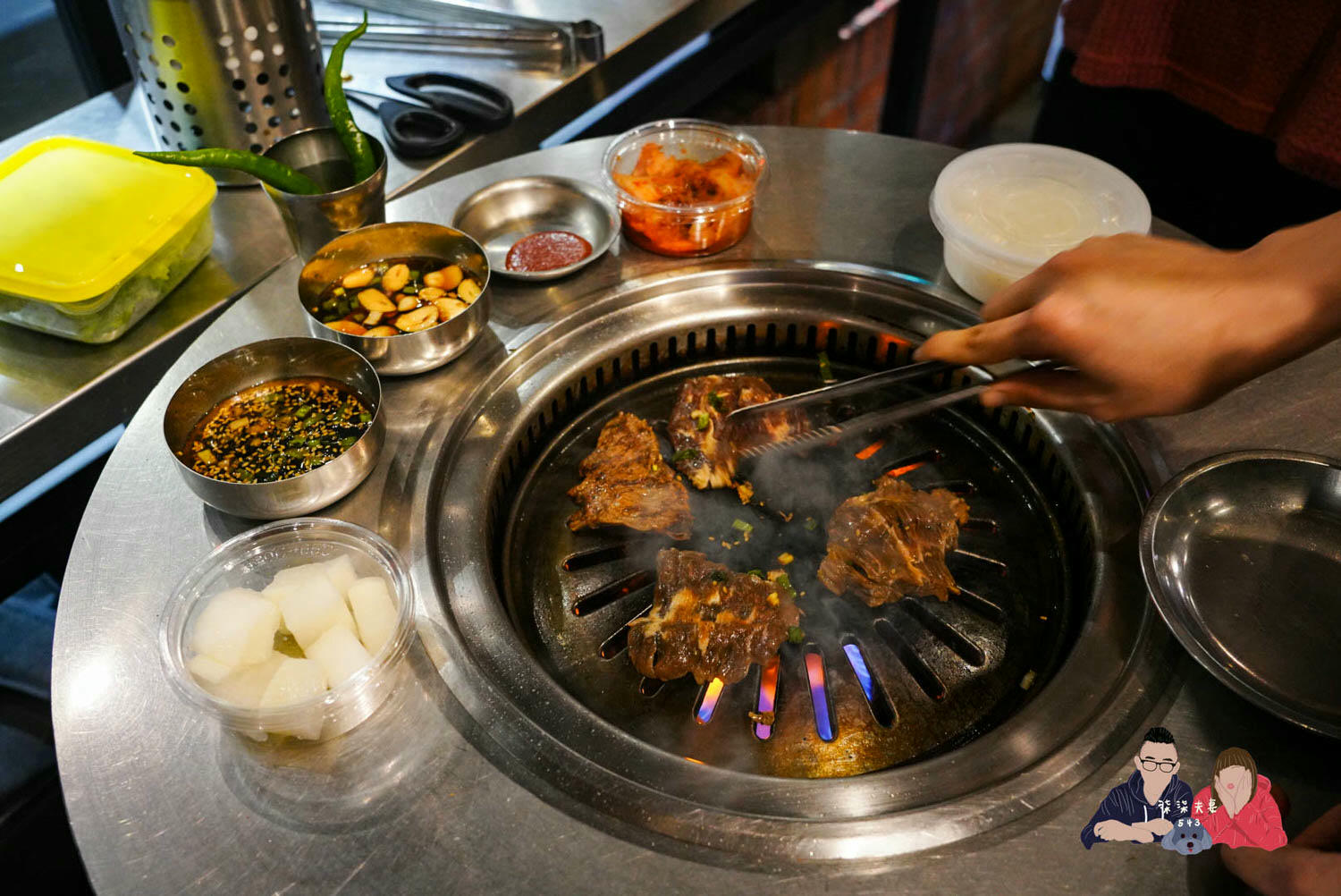 新村站著吃烤肉》來自首爾的超人氣韓式鐵桶燒肉,根本是超嗨的韓國酒場! - 第10張圖 新村站著吃 (2)