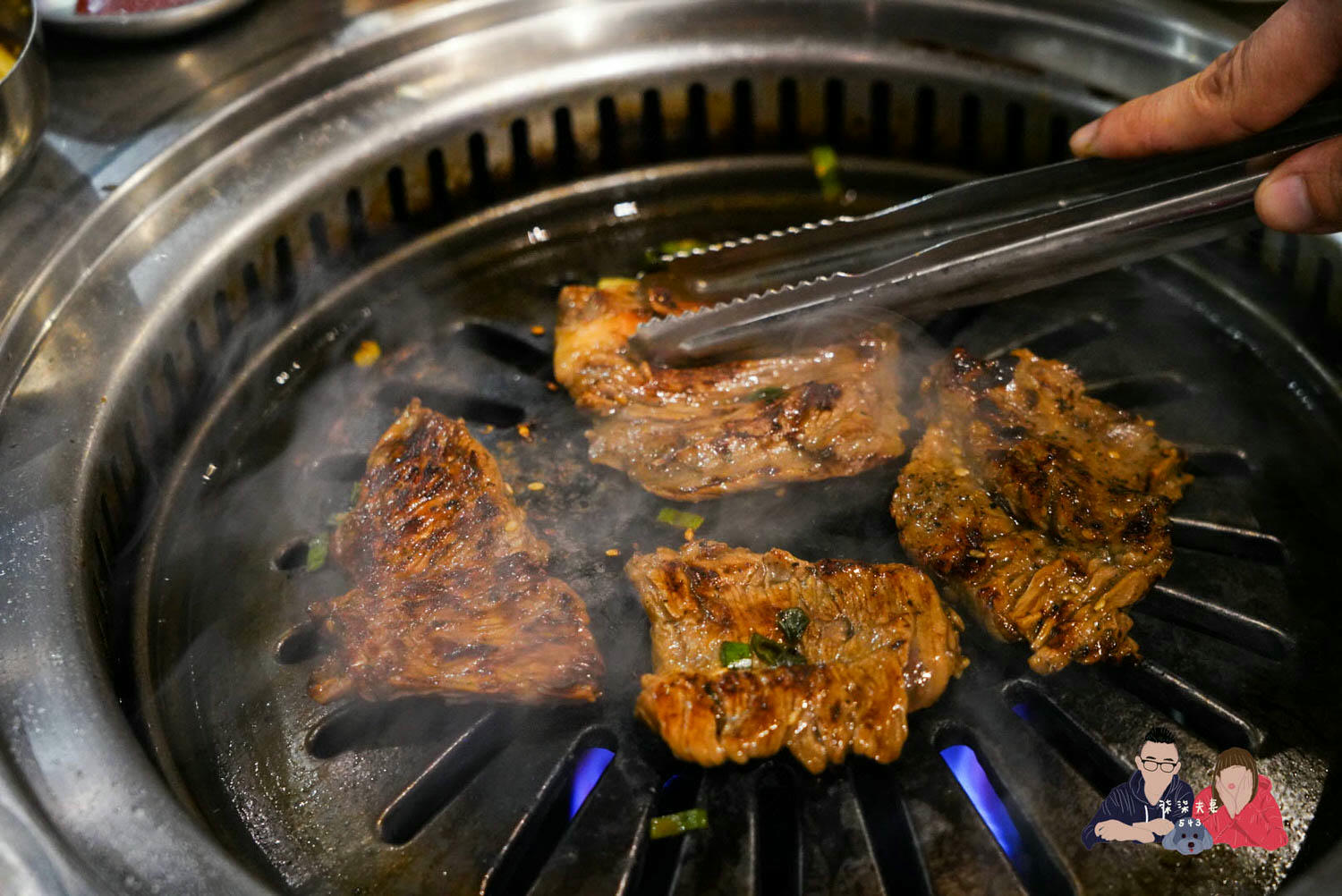 新村站著吃烤肉》來自首爾的超人氣韓式鐵桶燒肉,根本是超嗨的韓國酒場! - 第1張圖 新村站著吃烤肉