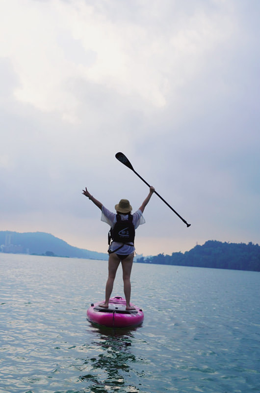 日月潭SUP推薦》樂晴SUP俱樂部｜幾百張堪比婚攝的單眼/空拍機照片送給妳～來日月潭必玩的立槳體驗！
