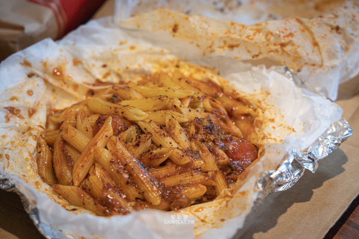 必勝客威士忌牛排干貝比薩+義大利麵》我覺得比較像是厚切鐵板牛柳披薩哈哈。必勝客義大利麵還不錯。