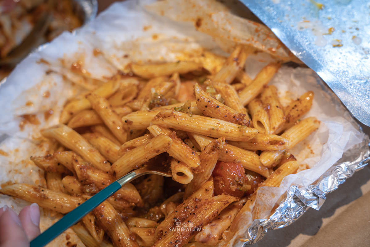 必勝客威士忌牛排干貝比薩+義大利麵》我覺得比較像是厚切鐵板牛柳披薩哈哈。必勝客義大利麵還不錯。