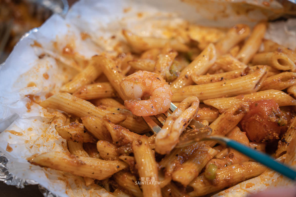 必勝客威士忌牛排干貝比薩+義大利麵》我覺得比較像是厚切鐵板牛柳披薩哈哈。必勝客義大利麵還不錯。