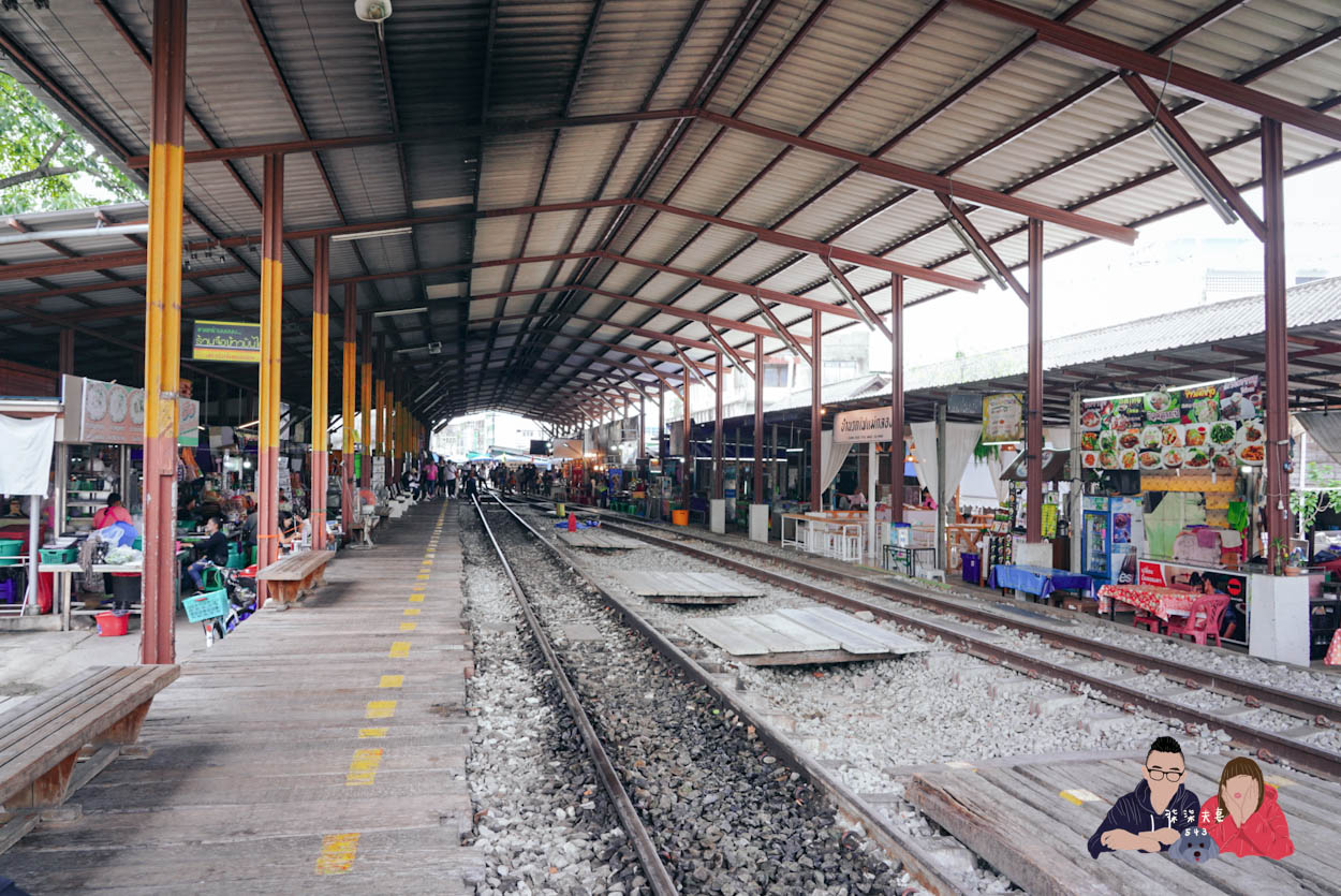 美功鐵道市場》曼谷近郊一日遊推薦,火車撞進菜市場的奇景! - 第6張圖 泰國美功鐵道市場-023