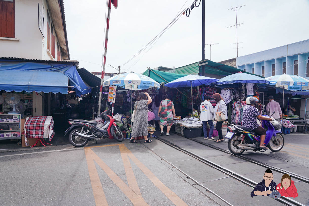 美功鐵道市場》曼谷近郊一日遊推薦,火車撞進菜市場的奇景! - 第8張圖 泰國美功鐵道市場-028